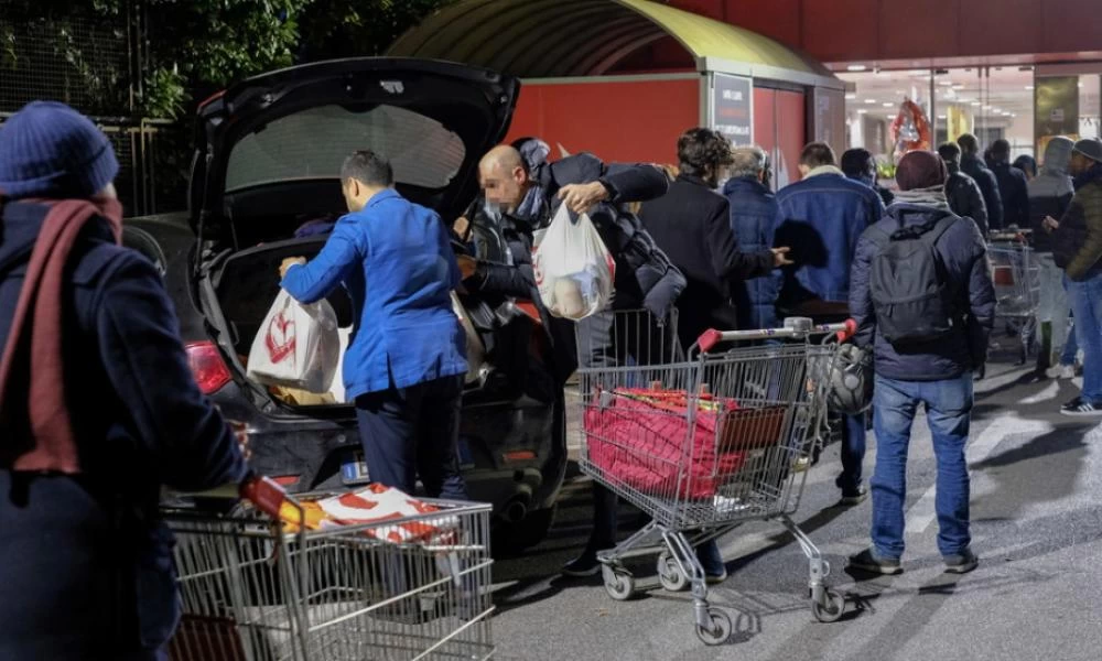 Τεράστιες "ουρές" στο Μιλάνο για την προμήθεια ειδών πρώτης ανάγκης